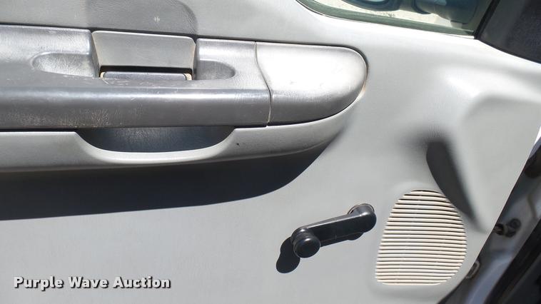 image for item L2366 2004 Ford F250 Super Duty SuperCab pickup truck