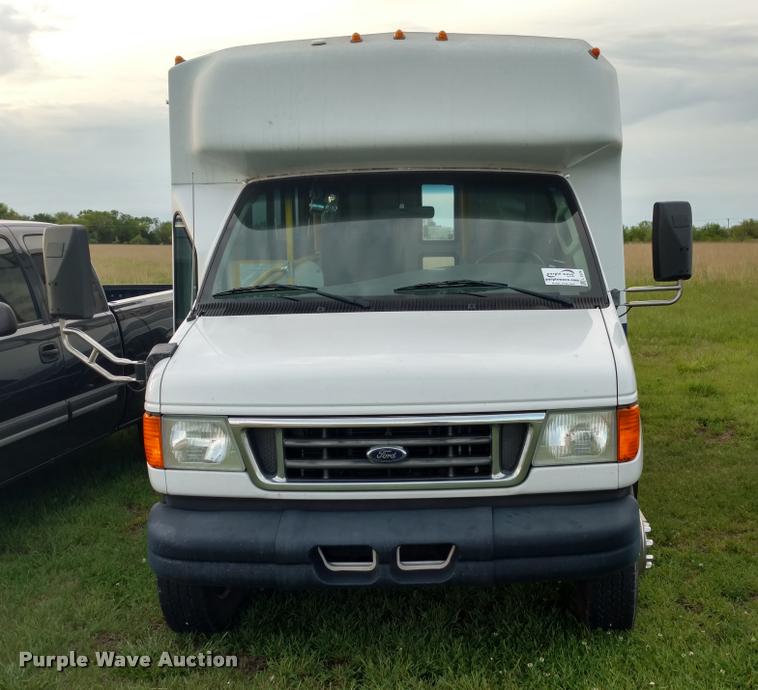 image for item L2378 2006 Ford E350 Super Duty van
