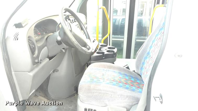 image for item L2378 2006 Ford E350 Super Duty van
