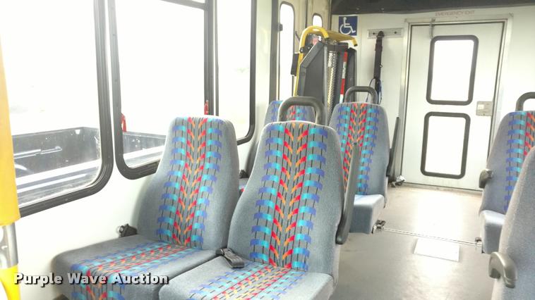 image for item L2378 2006 Ford E350 Super Duty van