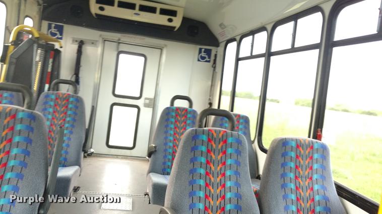 image for item L2378 2006 Ford E350 Super Duty van