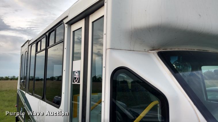 image for item L2378 2006 Ford E350 Super Duty van