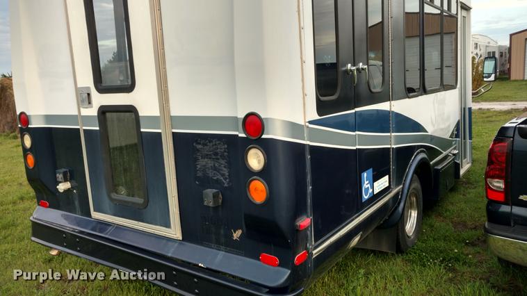 image for item L2378 2006 Ford E350 Super Duty van