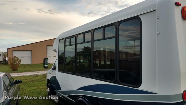 image for item L2378 2006 Ford E350 Super Duty van