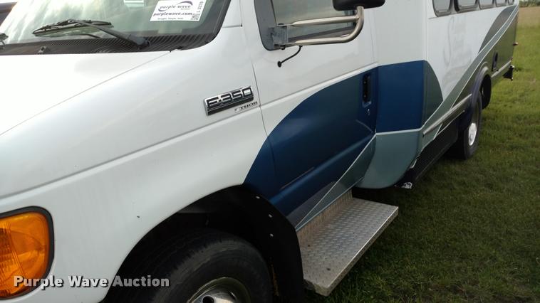 image for item L2378 2006 Ford E350 Super Duty van