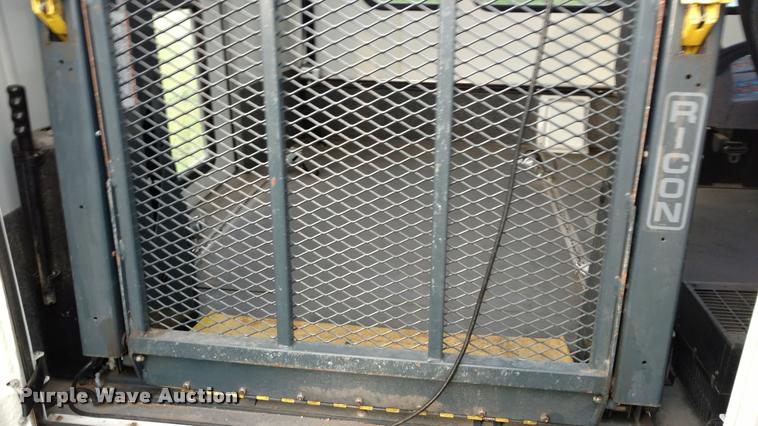 image for item L2378 2006 Ford E350 Super Duty van