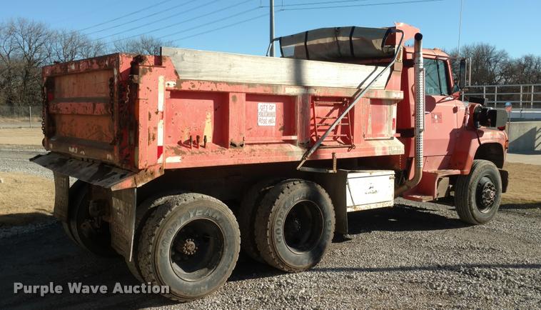 image for item BU9908 1989 Ford L8000 dump truck