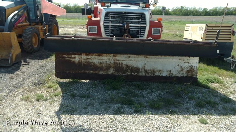 image for item BU9908 1989 Ford L8000 dump truck