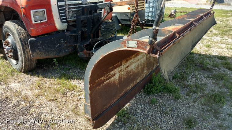 image for item BU9908 1989 Ford L8000 dump truck