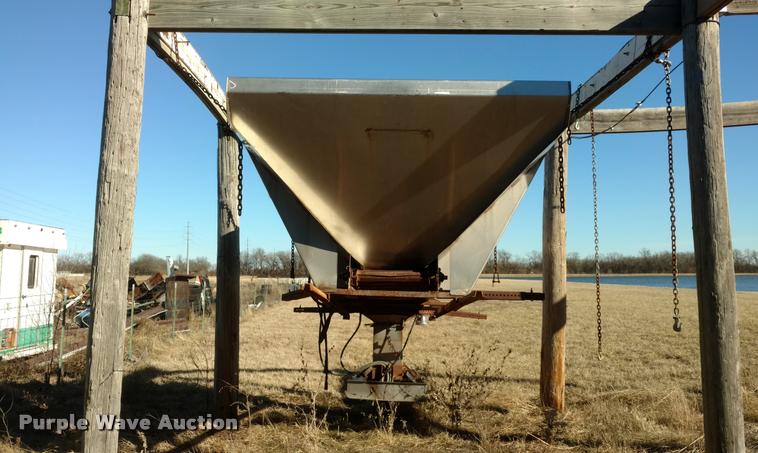 image for item BU9908 1989 Ford L8000 dump truck