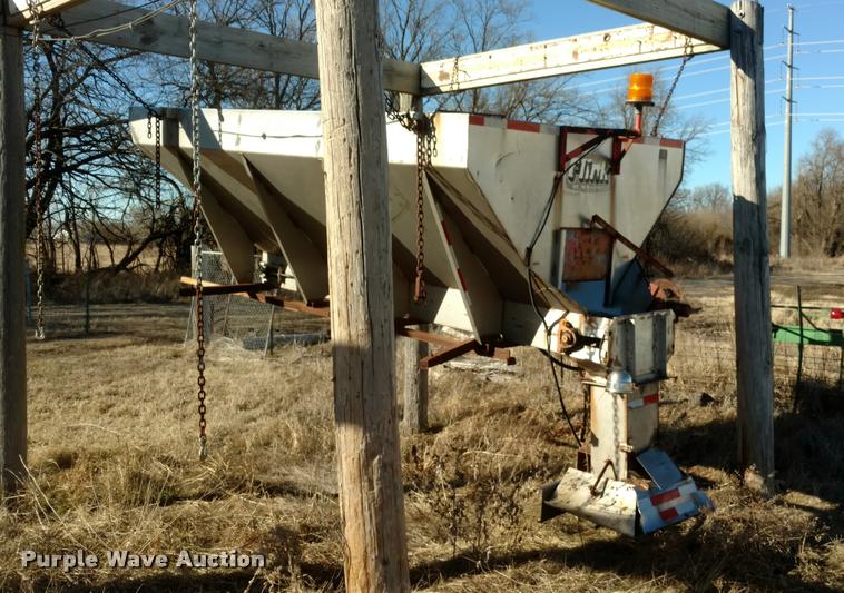 image for item BU9908 1989 Ford L8000 dump truck