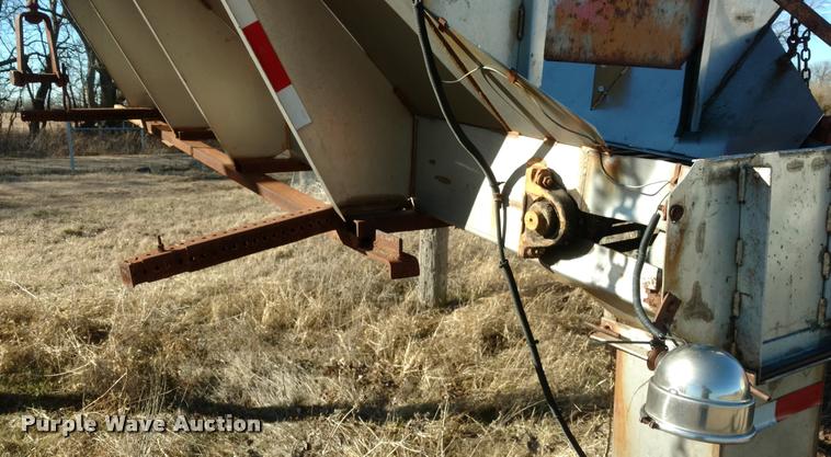 image for item BU9908 1989 Ford L8000 dump truck