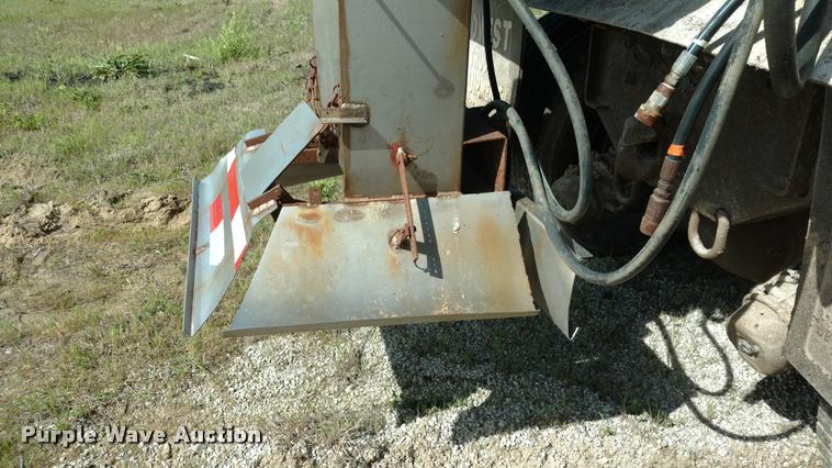 image for item BU9908 1989 Ford L8000 dump truck