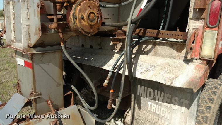 image for item BU9908 1989 Ford L8000 dump truck