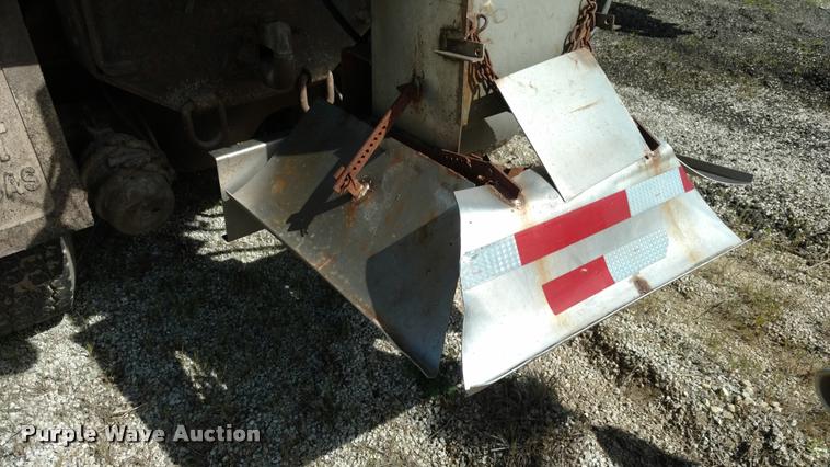 image for item BU9908 1989 Ford L8000 dump truck