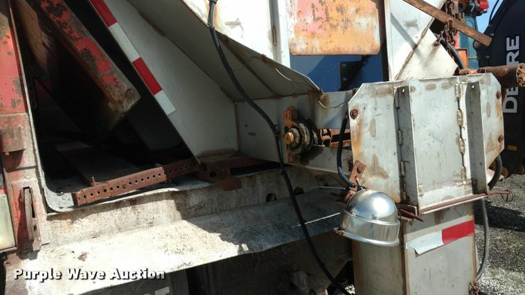 image for item BU9908 1989 Ford L8000 dump truck