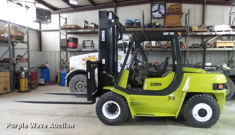 image for item CC9170 2001 Clark CMP70D forklift