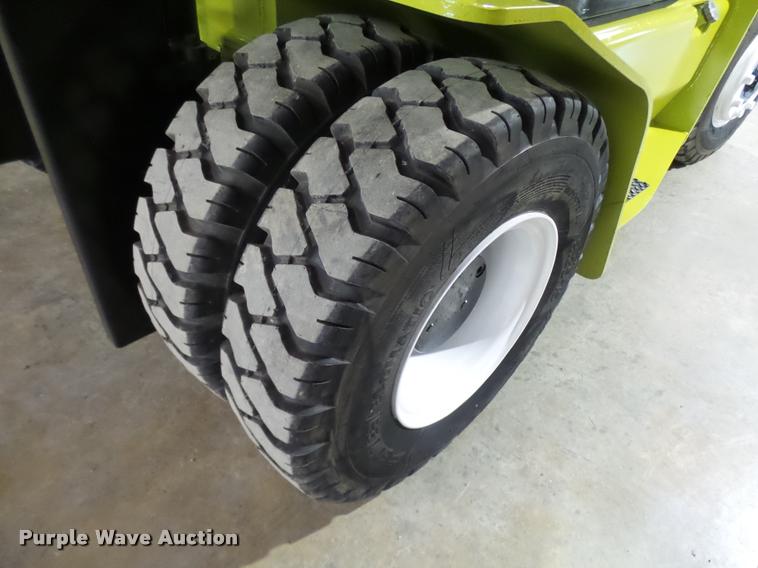 image for item CC9170 2001 Clark CMP70D forklift