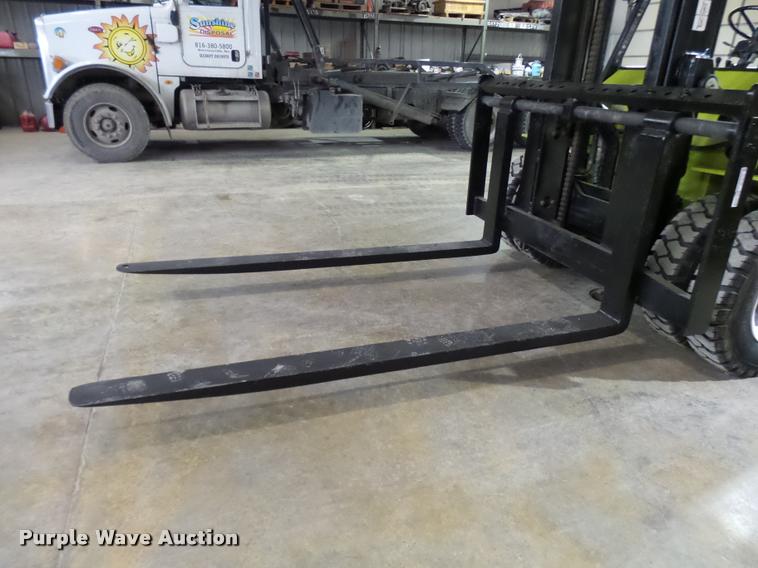 image for item CC9170 2001 Clark CMP70D forklift