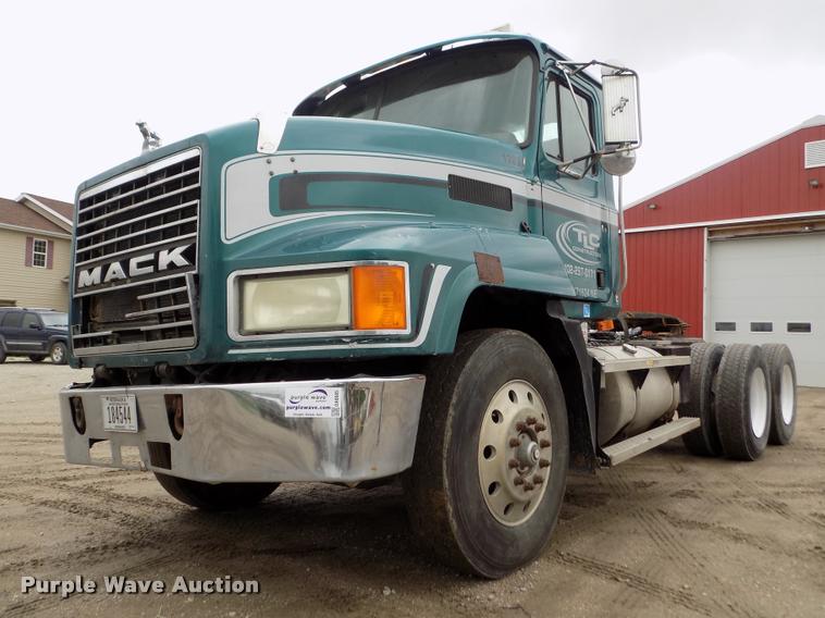 image for item DA0685 2002 Mack CH613 semi truck