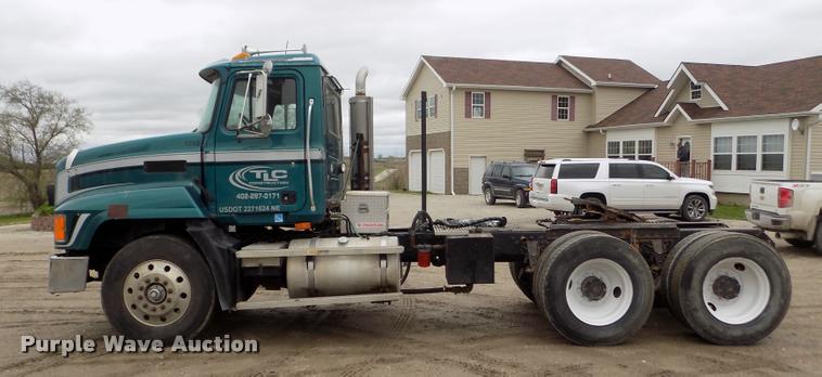image for item DA0685 2002 Mack CH613 semi truck