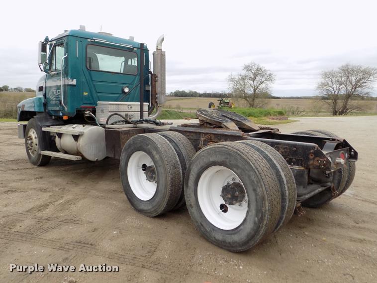 image for item DA0685 2002 Mack CH613 semi truck