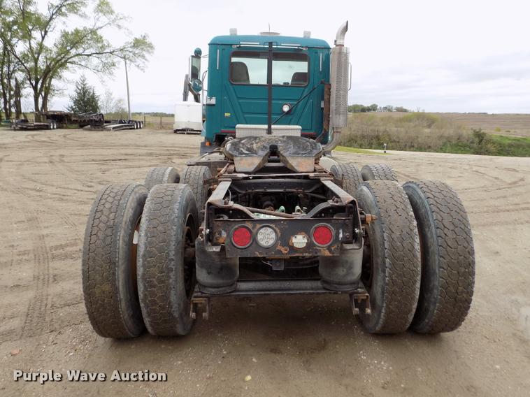 image for item DA0685 2002 Mack CH613 semi truck