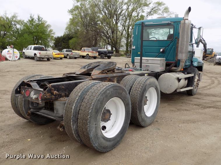 image for item DA0685 2002 Mack CH613 semi truck