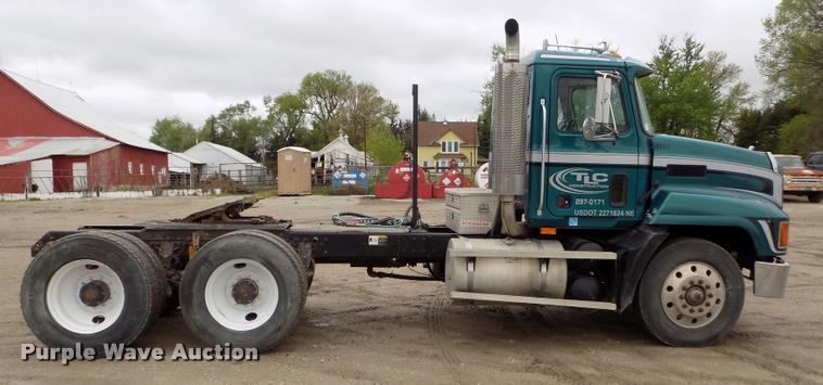 image for item DA0685 2002 Mack CH613 semi truck