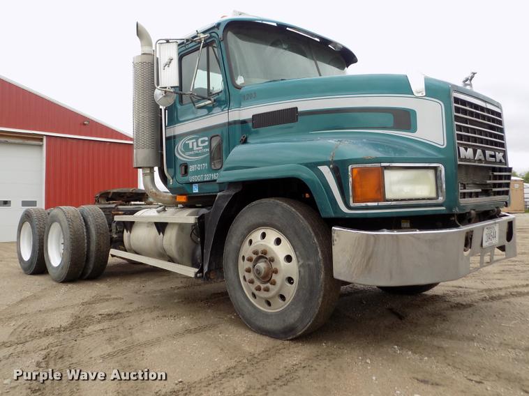 image for item DA0685 2002 Mack CH613 semi truck