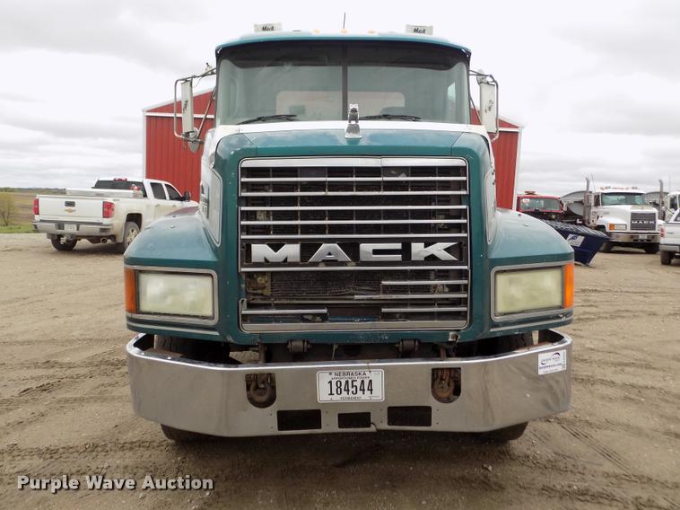 image for item DA0685 2002 Mack CH613 semi truck