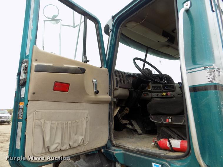 image for item DA0685 2002 Mack CH613 semi truck