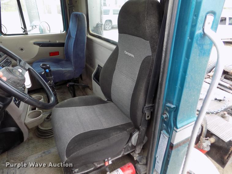 image for item DA0685 2002 Mack CH613 semi truck