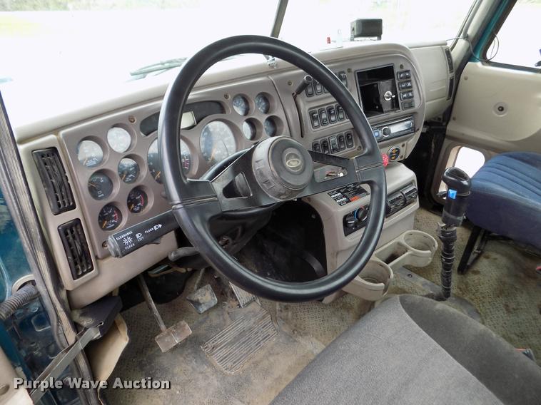 image for item DA0685 2002 Mack CH613 semi truck