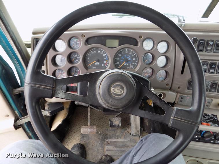 image for item DA0685 2002 Mack CH613 semi truck