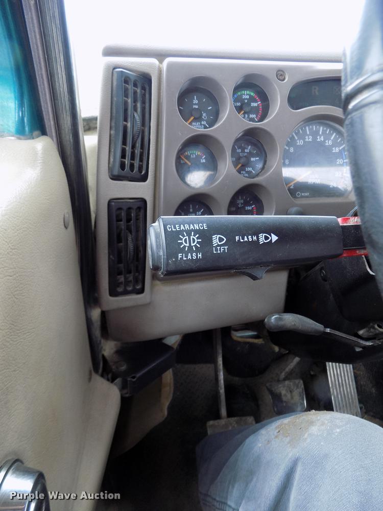 image for item DA0685 2002 Mack CH613 semi truck