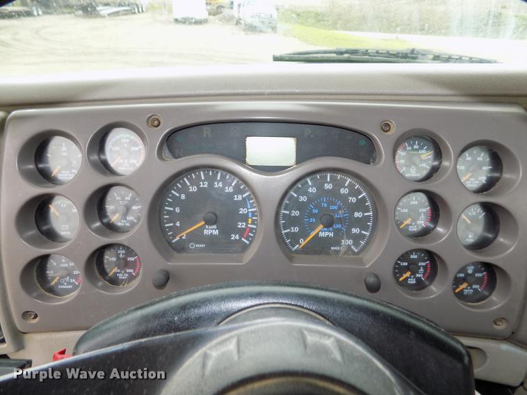 image for item DA0685 2002 Mack CH613 semi truck