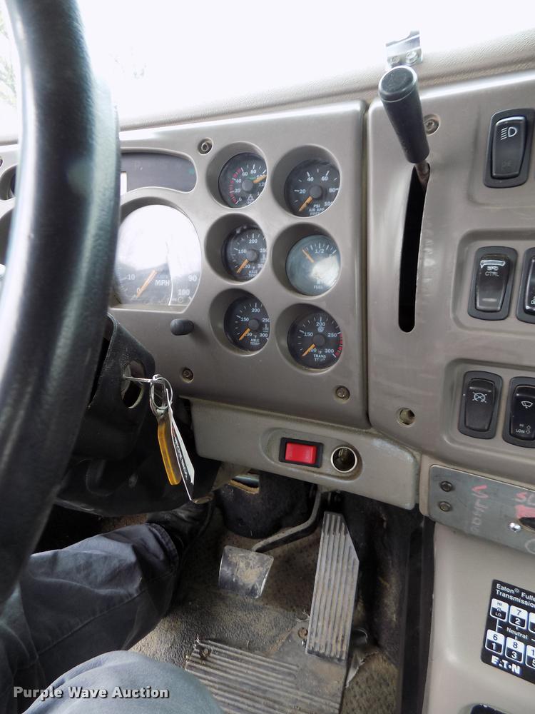 image for item DA0685 2002 Mack CH613 semi truck