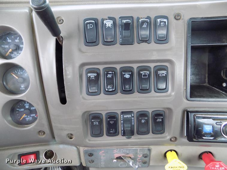 image for item DA0685 2002 Mack CH613 semi truck