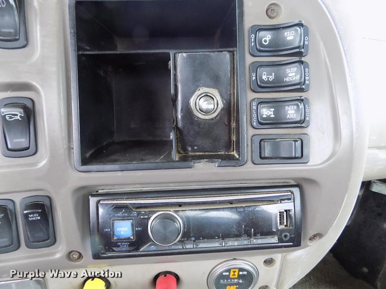 image for item DA0685 2002 Mack CH613 semi truck