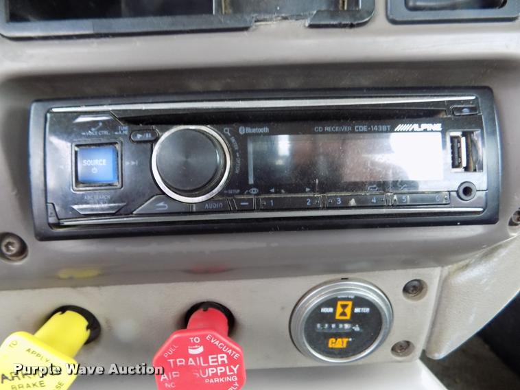 image for item DA0685 2002 Mack CH613 semi truck