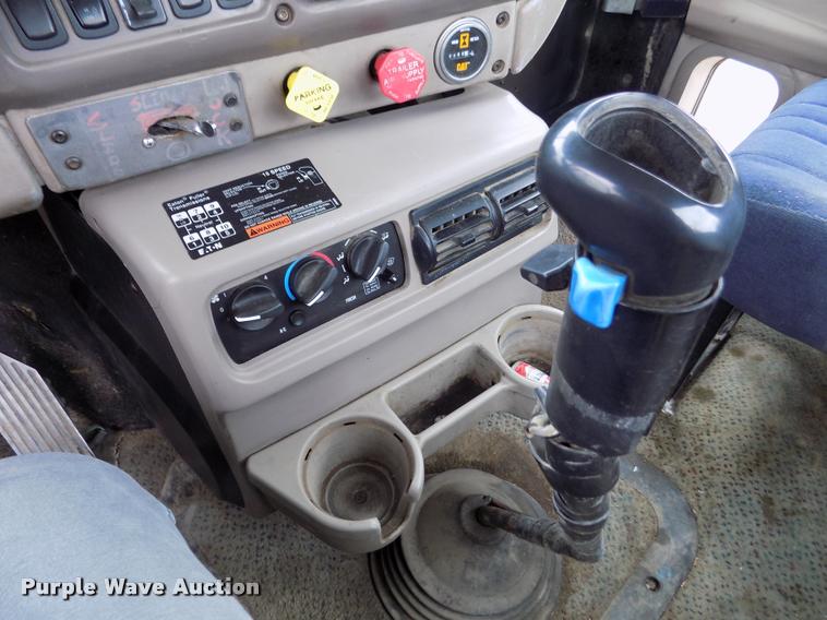 image for item DA0685 2002 Mack CH613 semi truck