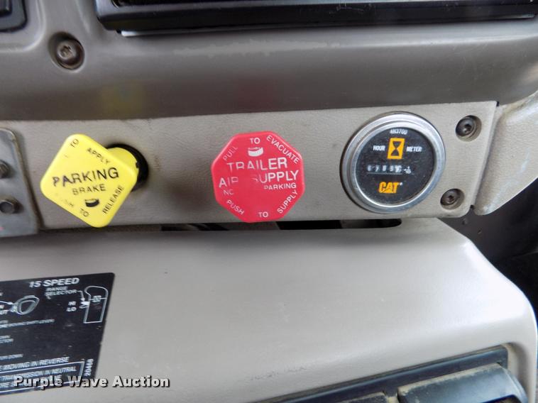 image for item DA0685 2002 Mack CH613 semi truck