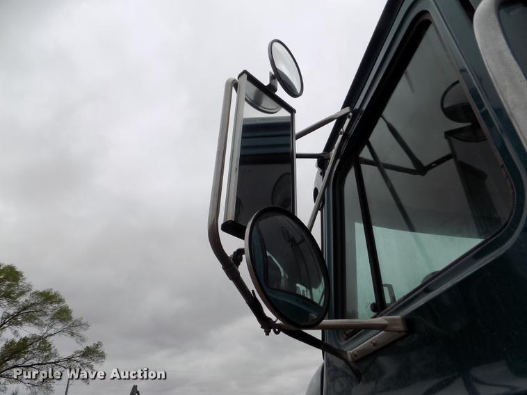 image for item DA0685 2002 Mack CH613 semi truck