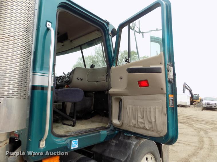 image for item DA0685 2002 Mack CH613 semi truck