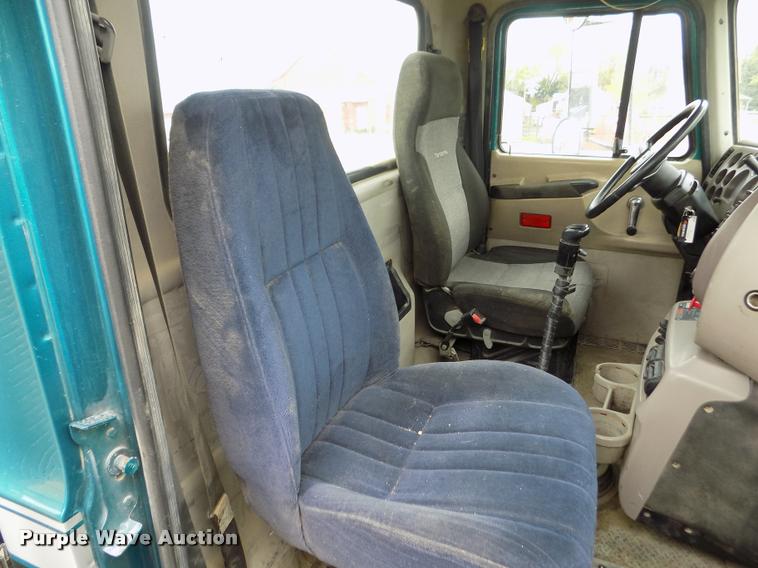 image for item DA0685 2002 Mack CH613 semi truck