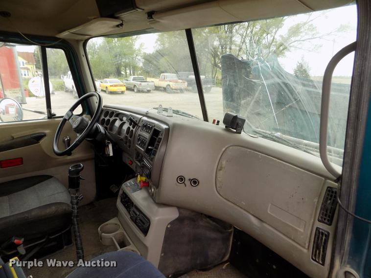 image for item DA0685 2002 Mack CH613 semi truck