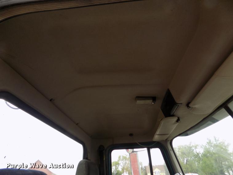 image for item DA0685 2002 Mack CH613 semi truck