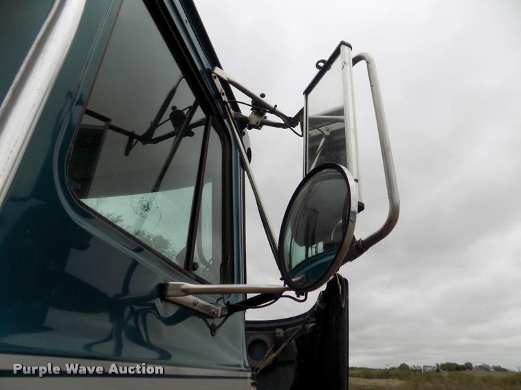 image for item DA0685 2002 Mack CH613 semi truck