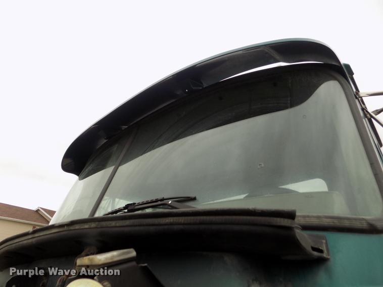 image for item DA0685 2002 Mack CH613 semi truck